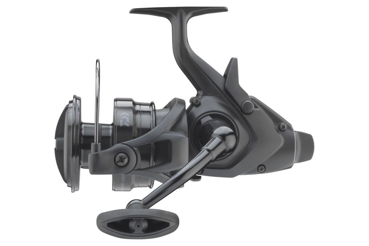 Daiwa EMBLEM 24 BR 14000 - Vrijloop - KarperCentrale